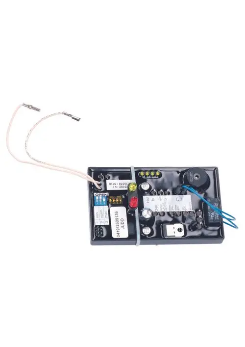 Schaltmodul von Judo mit mehreren elektronischen Bauteilen, LEDs und Anschlusskabeln zur Steuerung einer Dosieranlage.